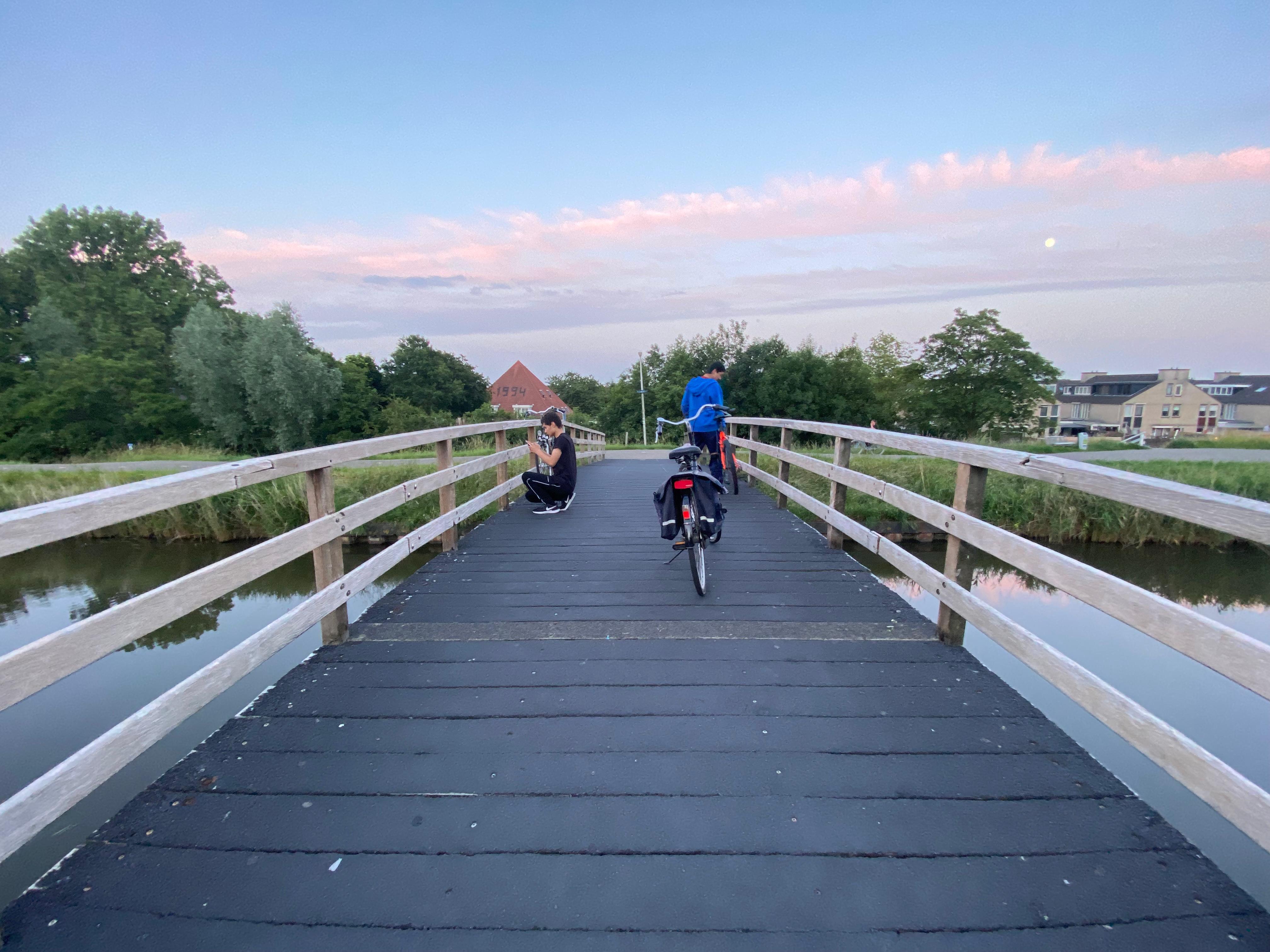 kids on the purmerend bridge